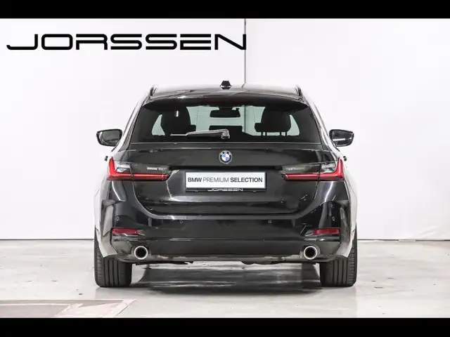 BMW 3 Series view 4