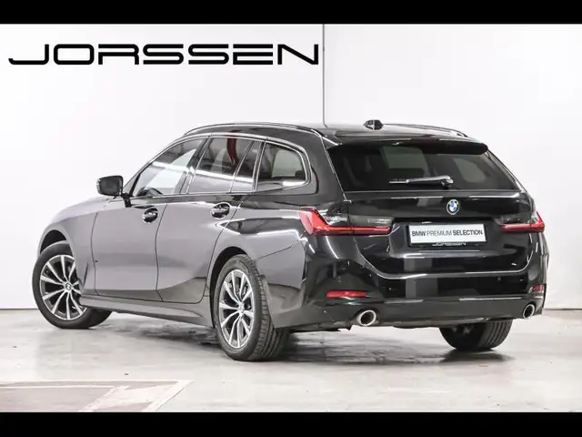 BMW 3 Series view 5