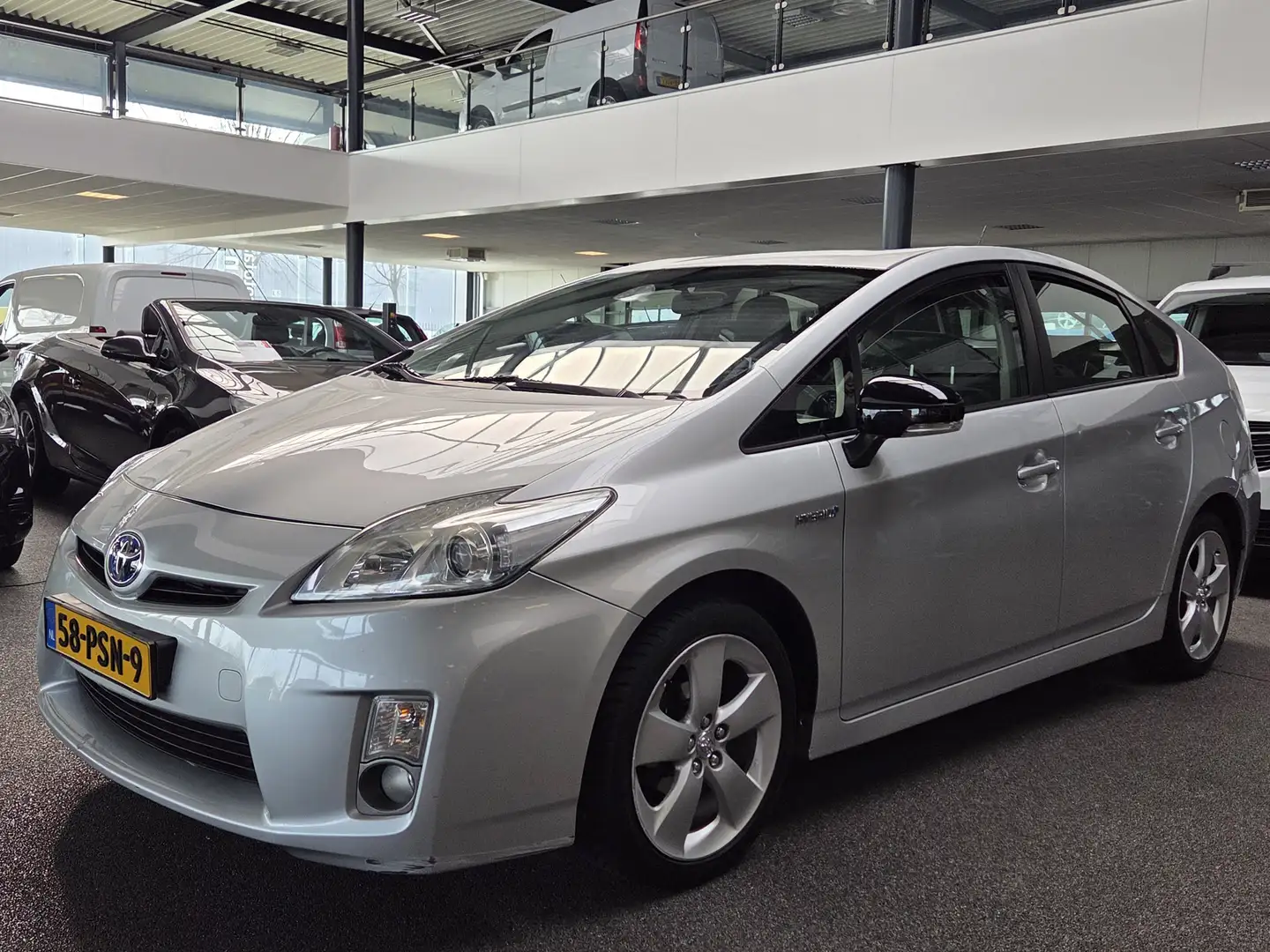 Toyota Prius 1.8 Aspiration Grau - 1