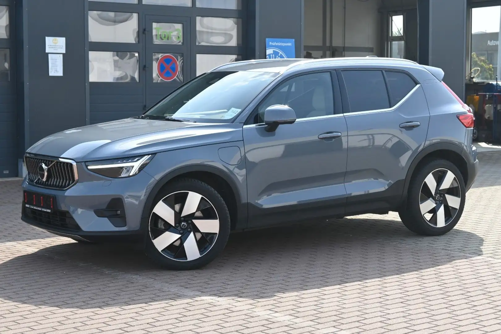 Volvo XC40 T5 Recharge Plug-In Hybrid Plus Bright Grau - 1