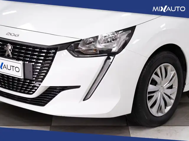 Peugeot 208 view 9