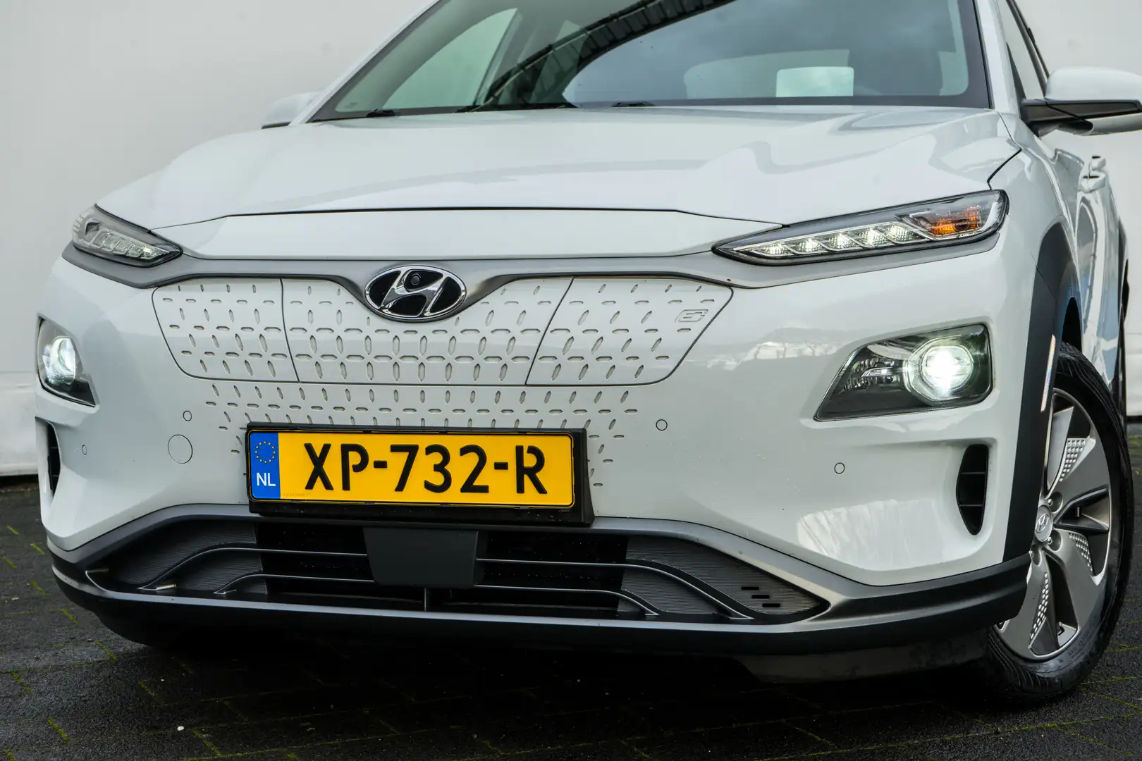 Hyundai KONA EV Premium 64 kWh Schuifdak/ Leer/ Stoel-stuurverw Wit - 2