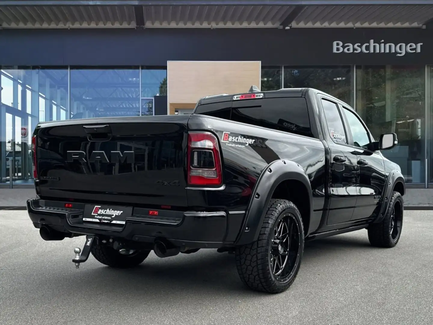 Dodge RAM 1500 V8 Kompressor Quad Cab Laramie Night LKW Schwarz - 2