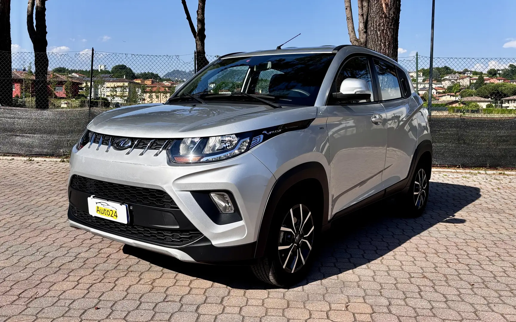 Mahindra KUV100 KUV100 1.2 K8 B/GPL Grau - 1