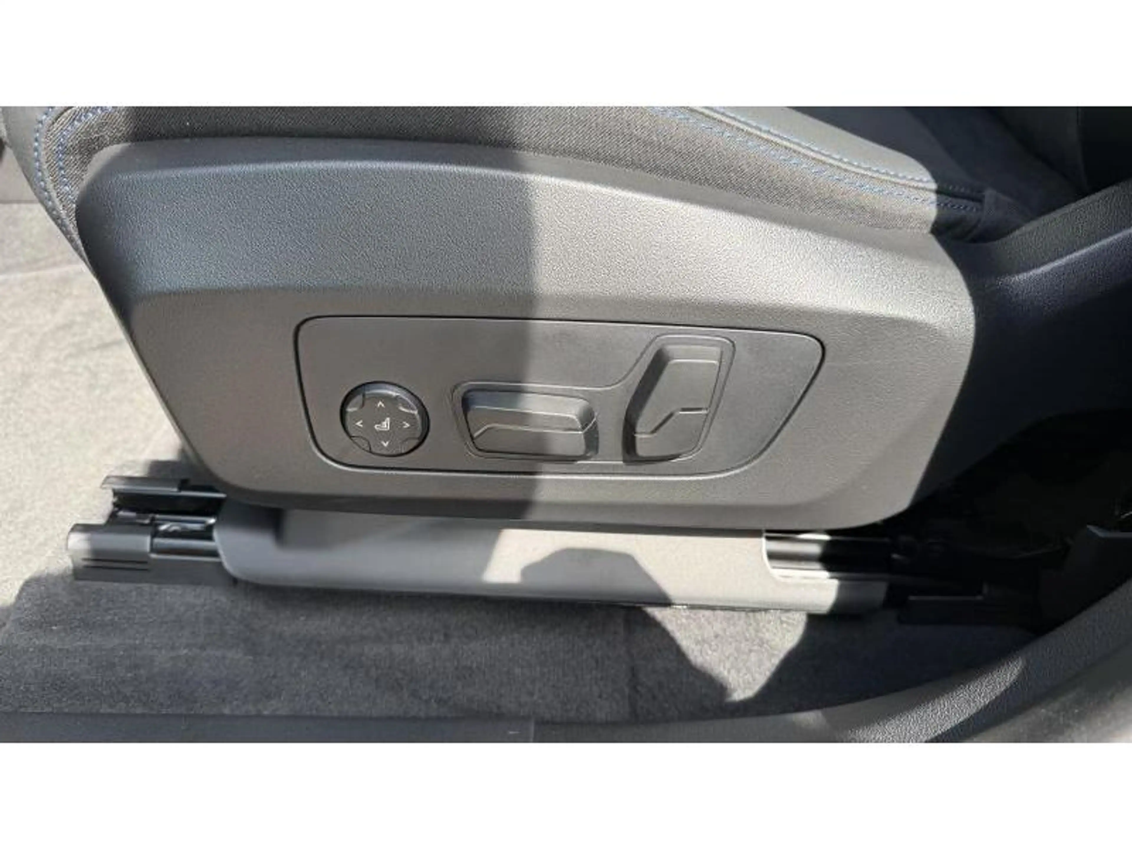 BMW iX1 eDrive 20 Kit M Sport Sièges électriques à mém — photo 14