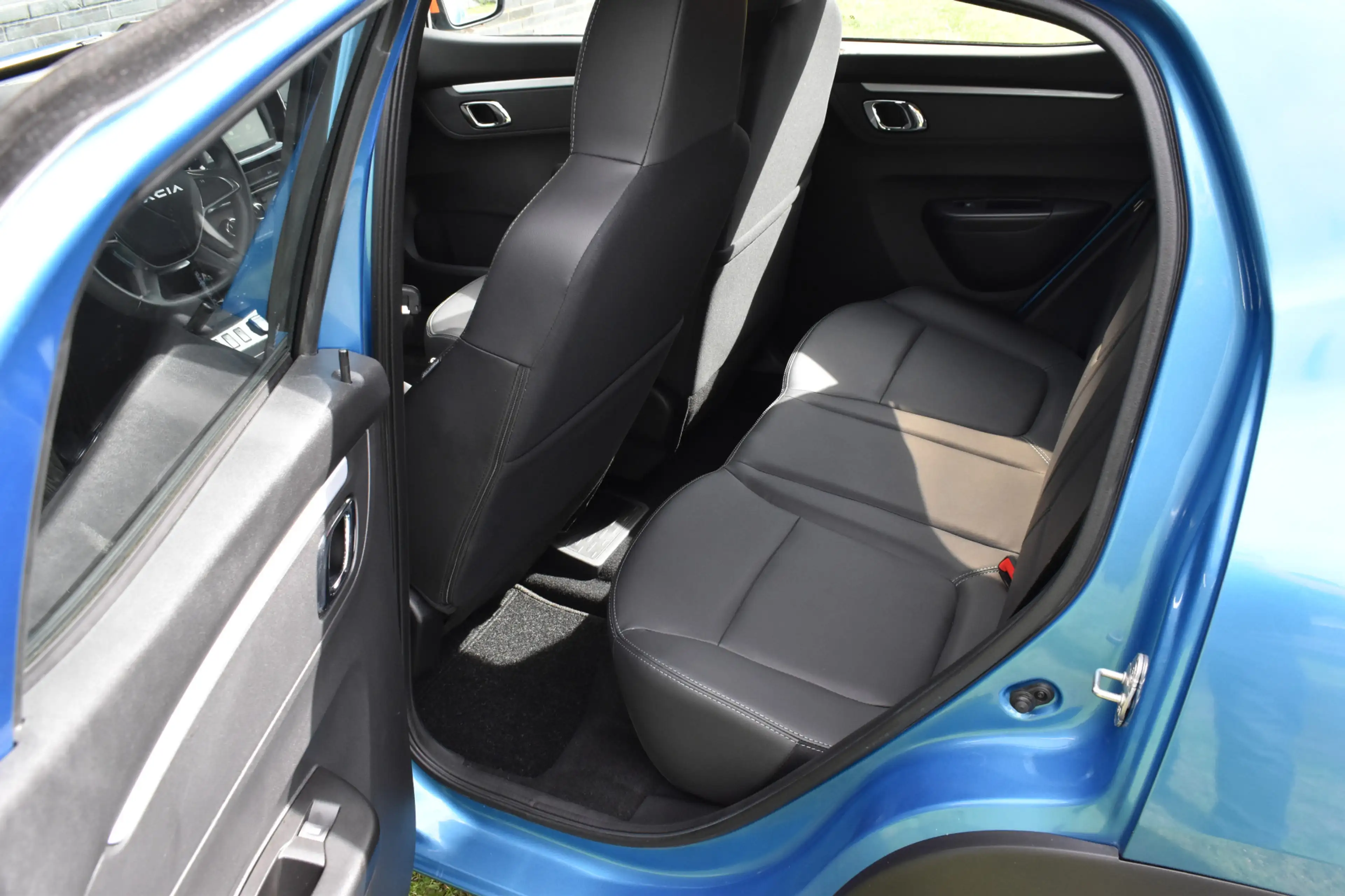 Dacia Spring Essential 27 kWh vol electric — photo 8