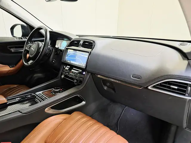 Jaguar F-Pace view 13