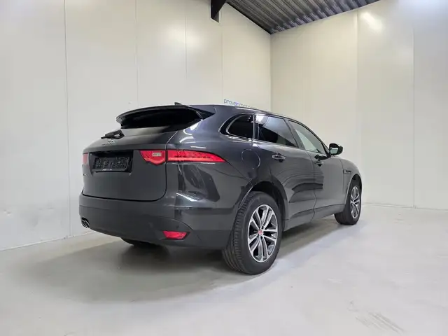 Jaguar F-Pace view 3