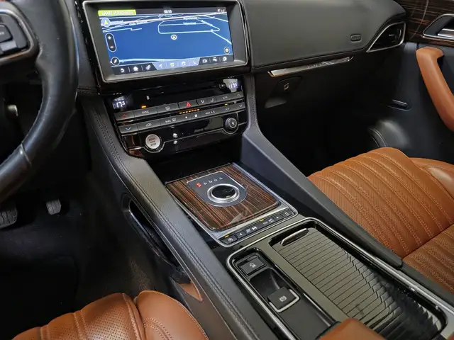 Jaguar F-Pace view 12