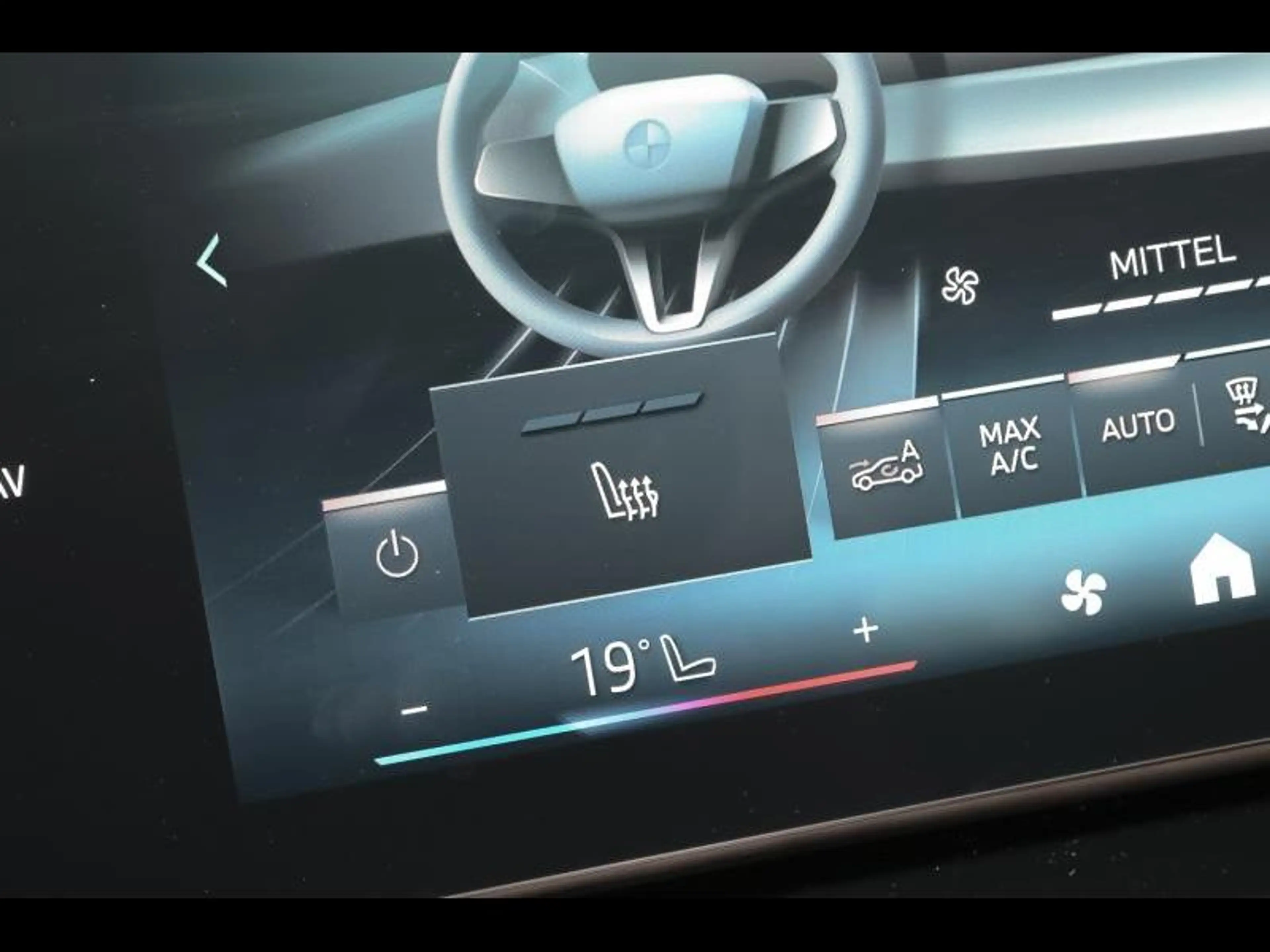 BMW X1 sDrive18i - xLine — photo 13
