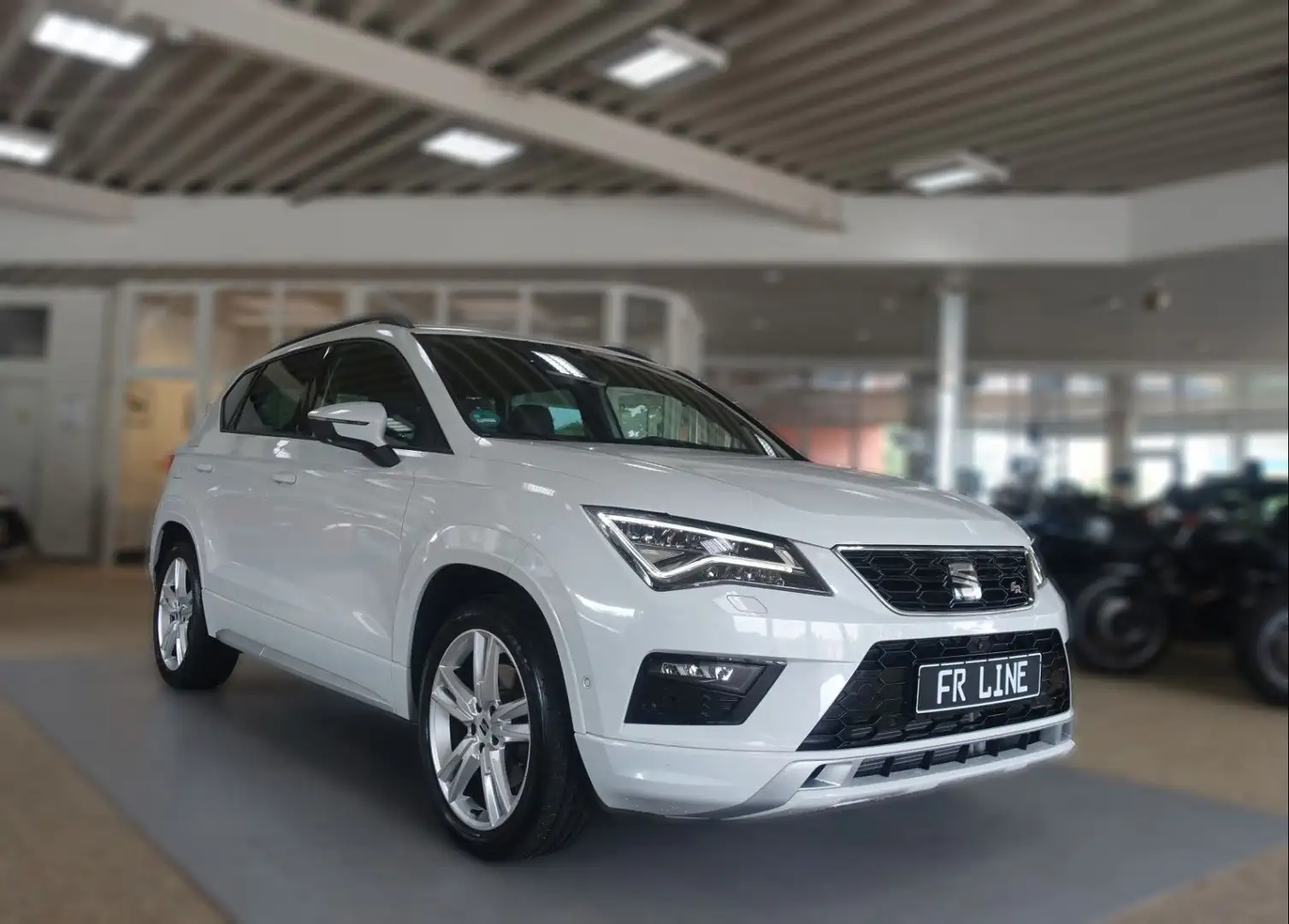 SEAT Ateca FR 4Drive; LED NAV 360° DCC LAN PANO AHK Weiß - 1