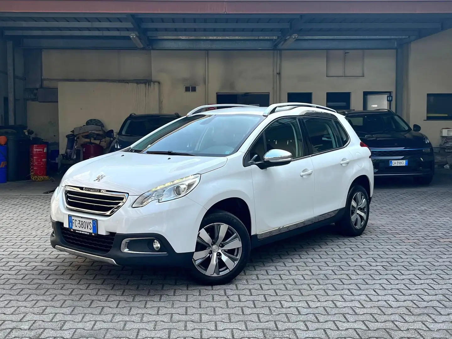 Peugeot 2008 1.2 PureTech 82 CV Allure Weiß - 1