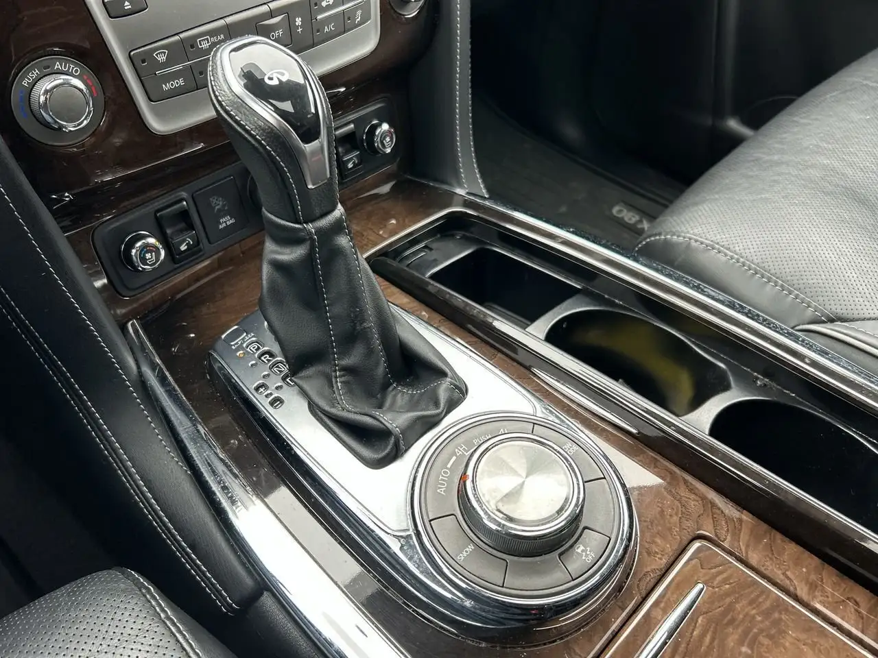 Infiniti QX80 снимка Infiniti QX80