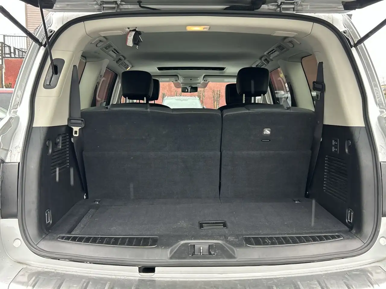 Infiniti QX80 снимка Infiniti QX80