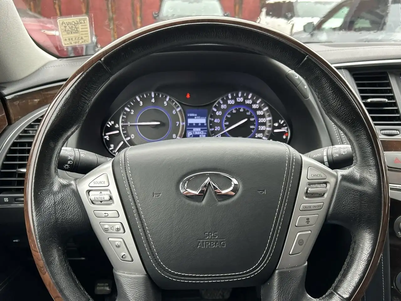 Infiniti QX80 снимка Infiniti QX80