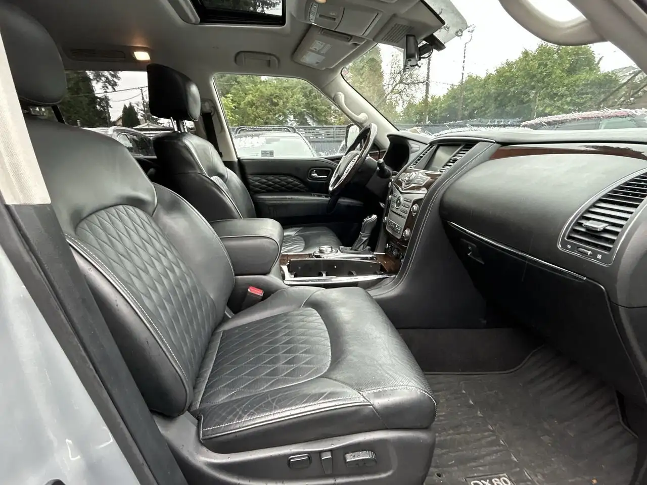 Infiniti QX80 снимка Infiniti QX80
