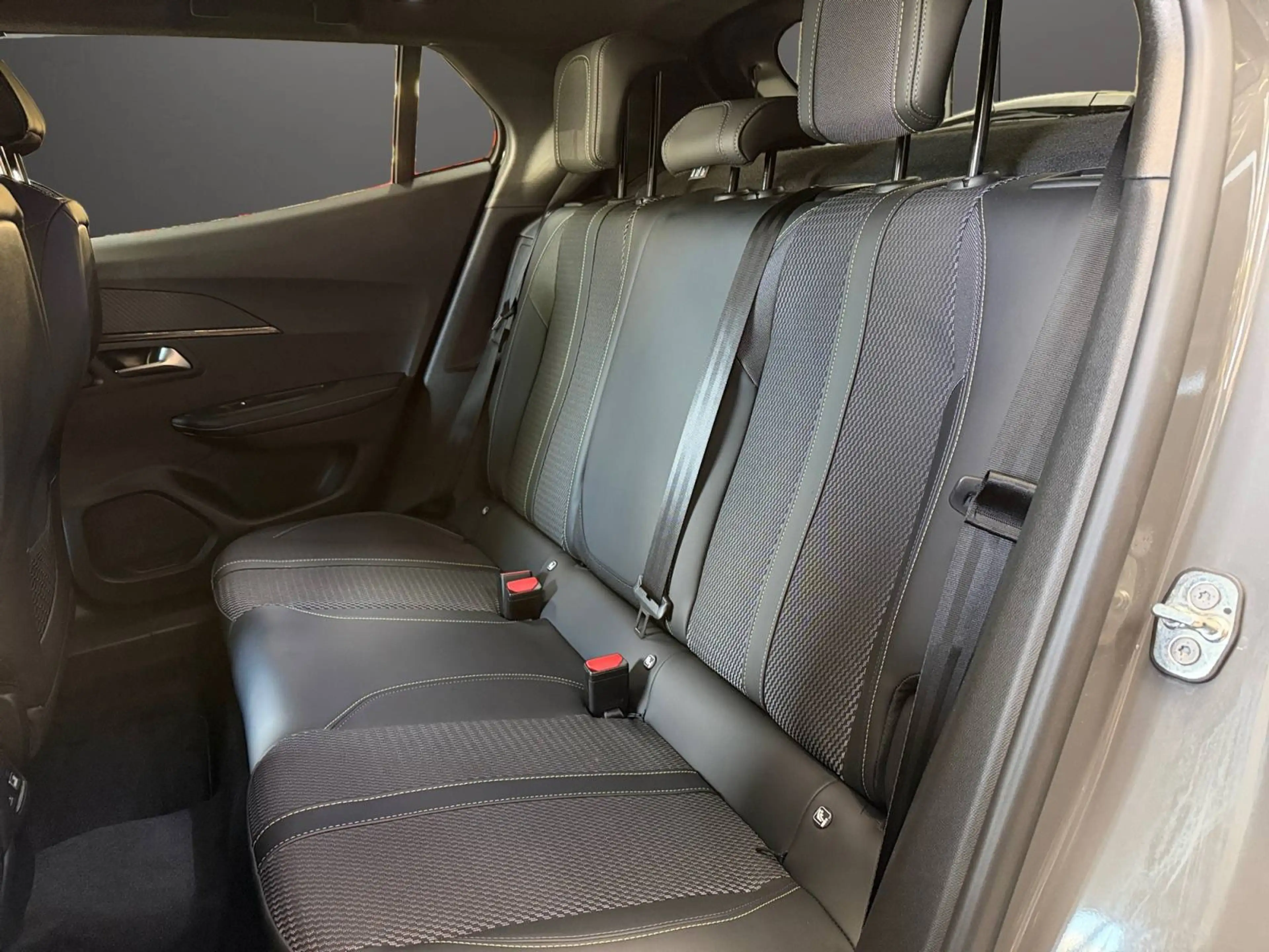 Peugeot e-2008 GT 156 PS | PANORAMADACH | NUR 30.000 KM | TOPZUSTAND | WÄRMEPUMPE | NAVI — photo 11