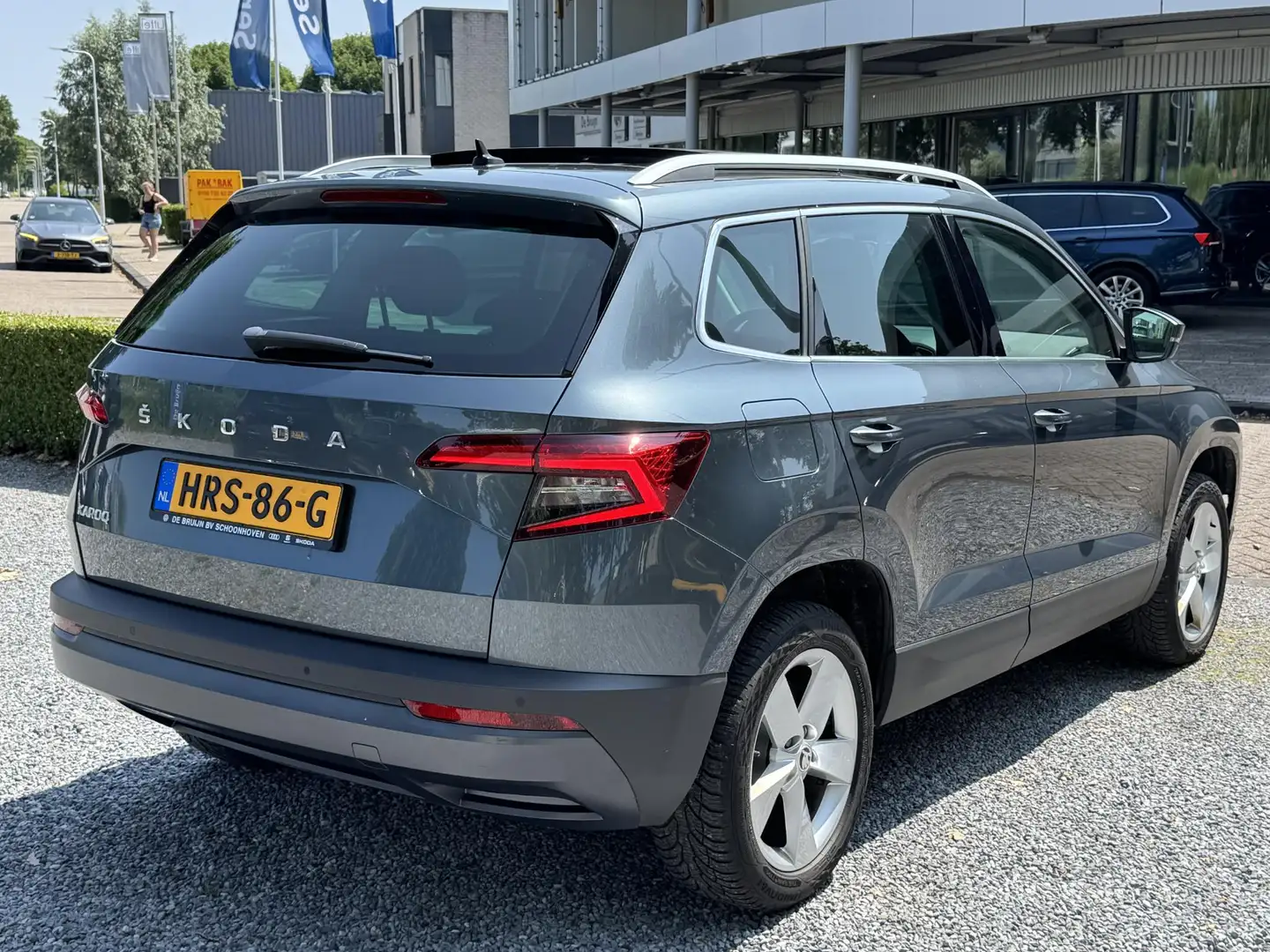 Skoda Karoq 1.5 TSI 150pk DSG Style (Pano,Trekhaak,Clima,Navi, Grijs - 2