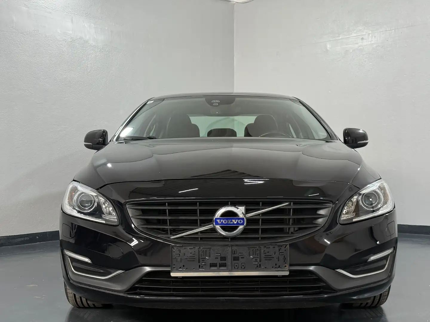 Volvo S60 Kinetic Schwarz - 2