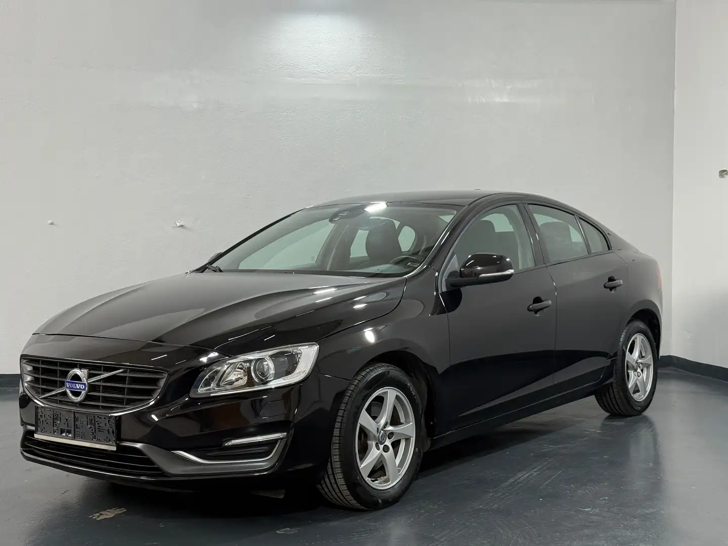 Volvo S60 Kinetic Schwarz - 1