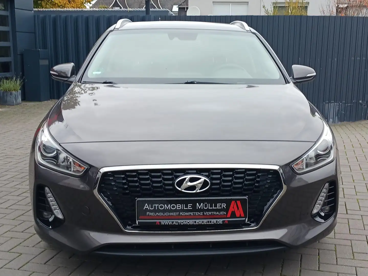 Hyundai i30 1.4 Family + *NAVI*SHZ*PDC*RFK*Alu*WR*1.Hand Grau - 2