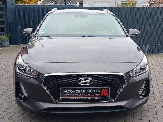 Hyundai i30 1.4 Family + *NAVI*SHZ*PDC*RFK*Alu*WR*1.Hand