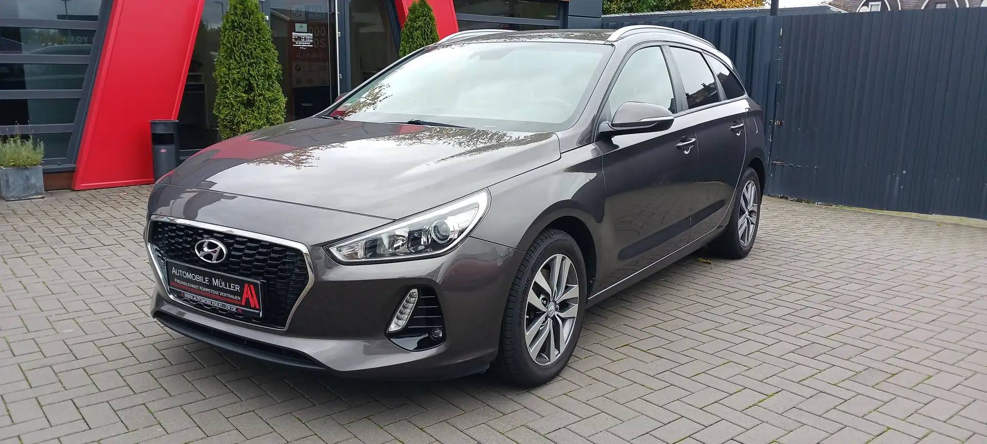 Hyundai i30 1.4 Family + *NAVI*SHZ*PDC*RFK*Alu*WR*1.Hand Grau - 1
