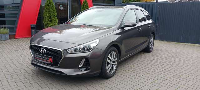 Imagine Hyundai i30 1.4 Family + *NAVI*SHZ*PDC*RFK*Alu*WR*1.Hand
