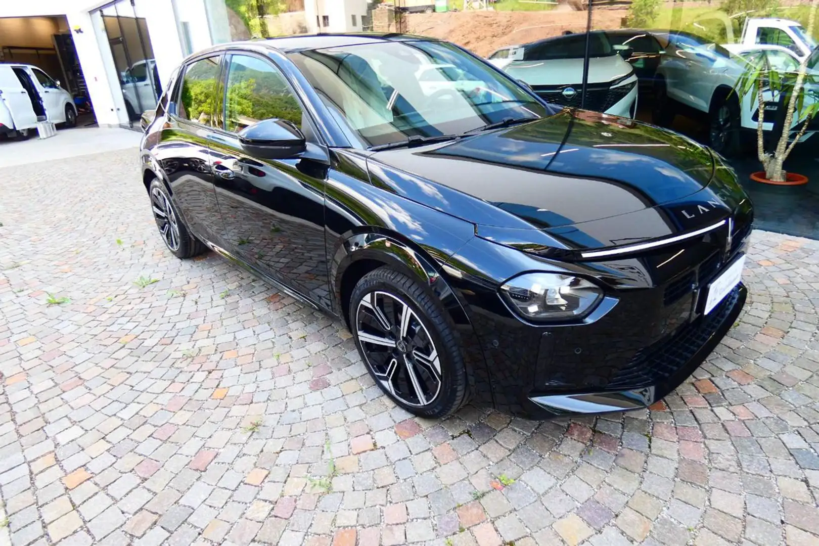 Lancia Ypsilon Hybrid e-DCT LX Zwart - 1