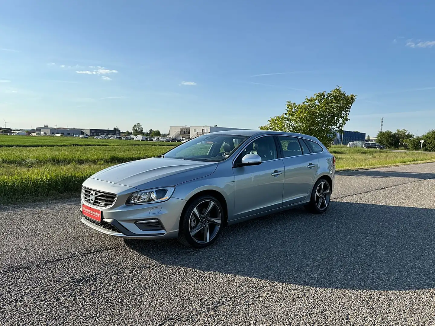 Volvo V60 D3 Kinetic R-Design Geartronic Silber - 2