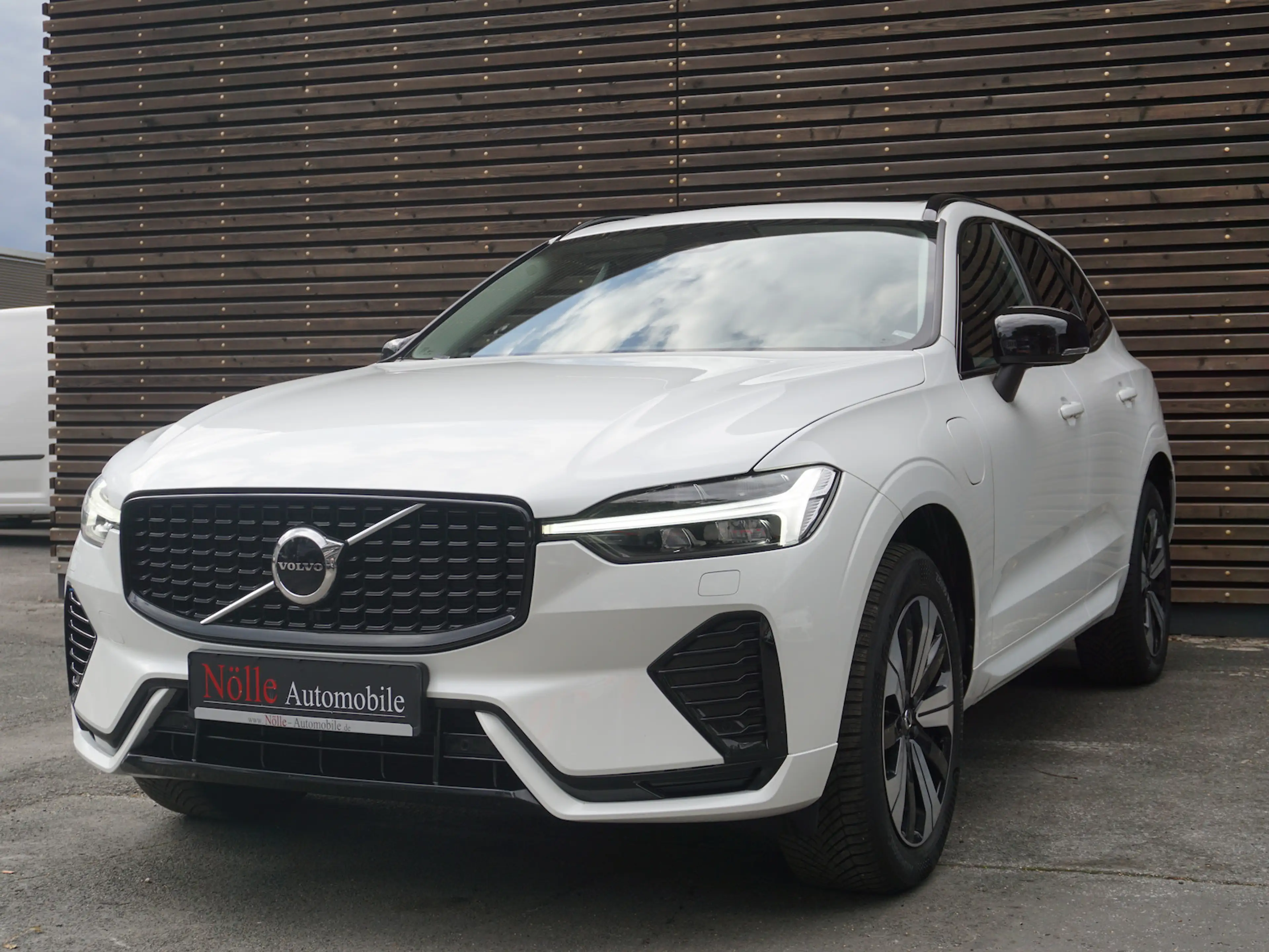 Volvo XC60 T8 AWD R-Design Leder H&K Memory Pano — photo 3