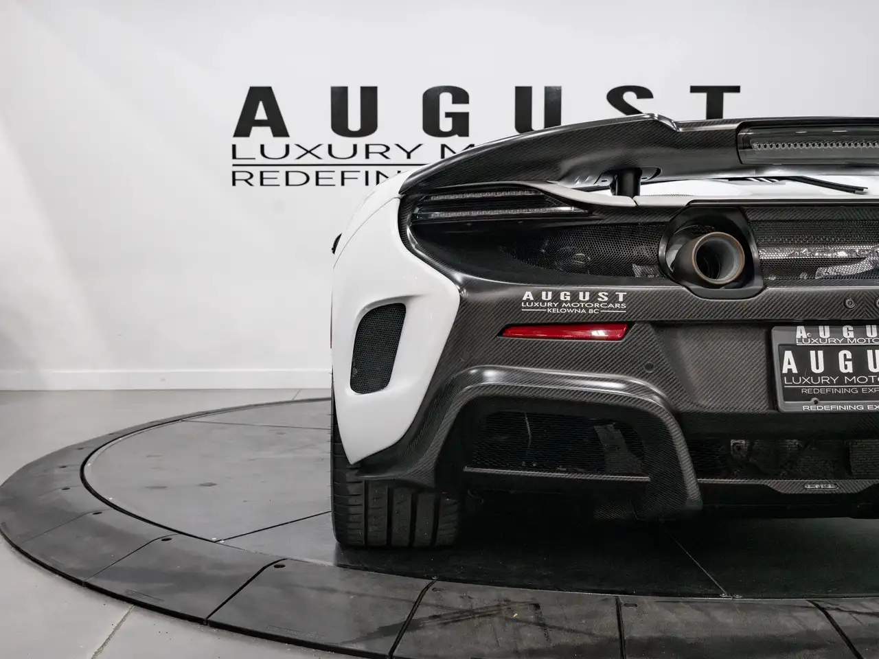 McLaren 675LT снимка McLaren 675LT