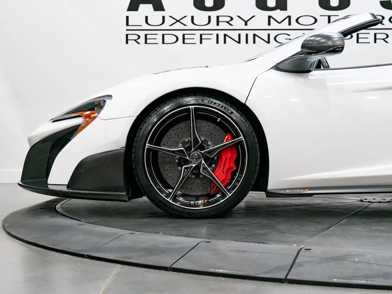 McLaren 675LT снимка McLaren 675LT