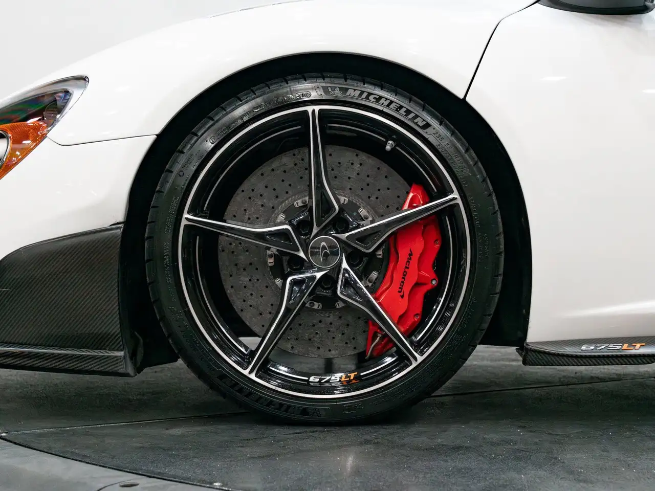 McLaren 675LT снимка McLaren 675LT