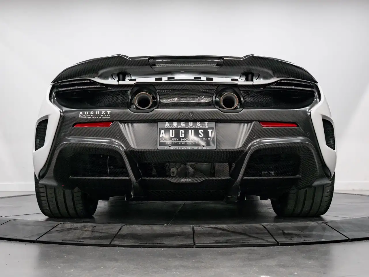 McLaren 675LT снимка McLaren 675LT
