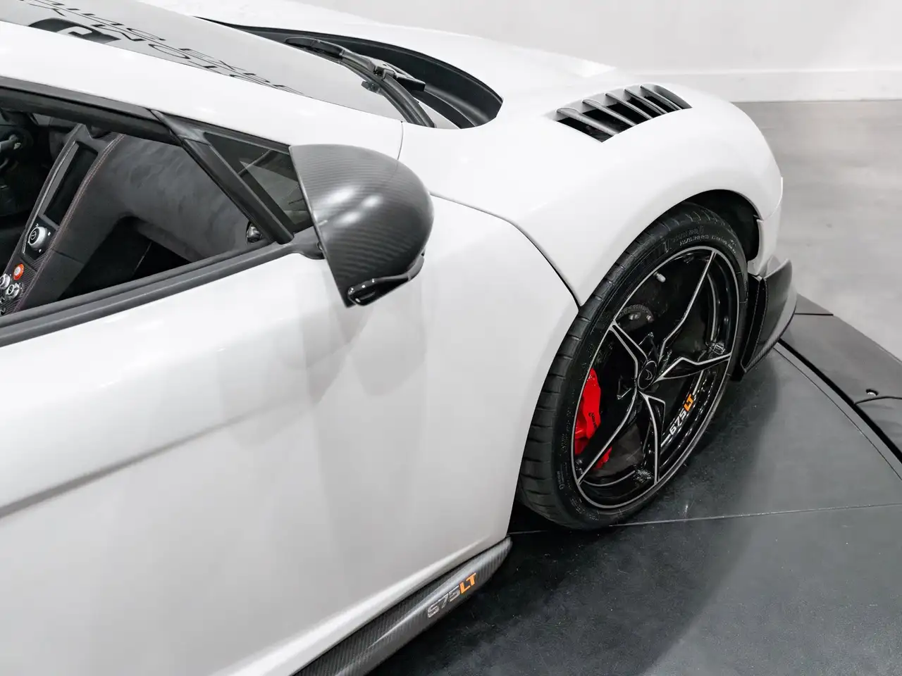 McLaren 675LT снимка McLaren 675LT