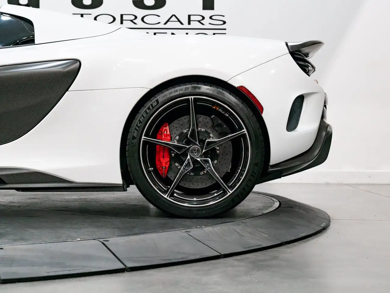 McLaren 675LT снимка McLaren 675LT