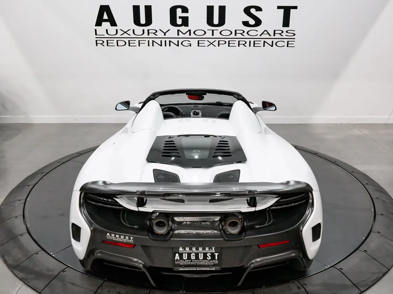McLaren 675LT снимка McLaren 675LT