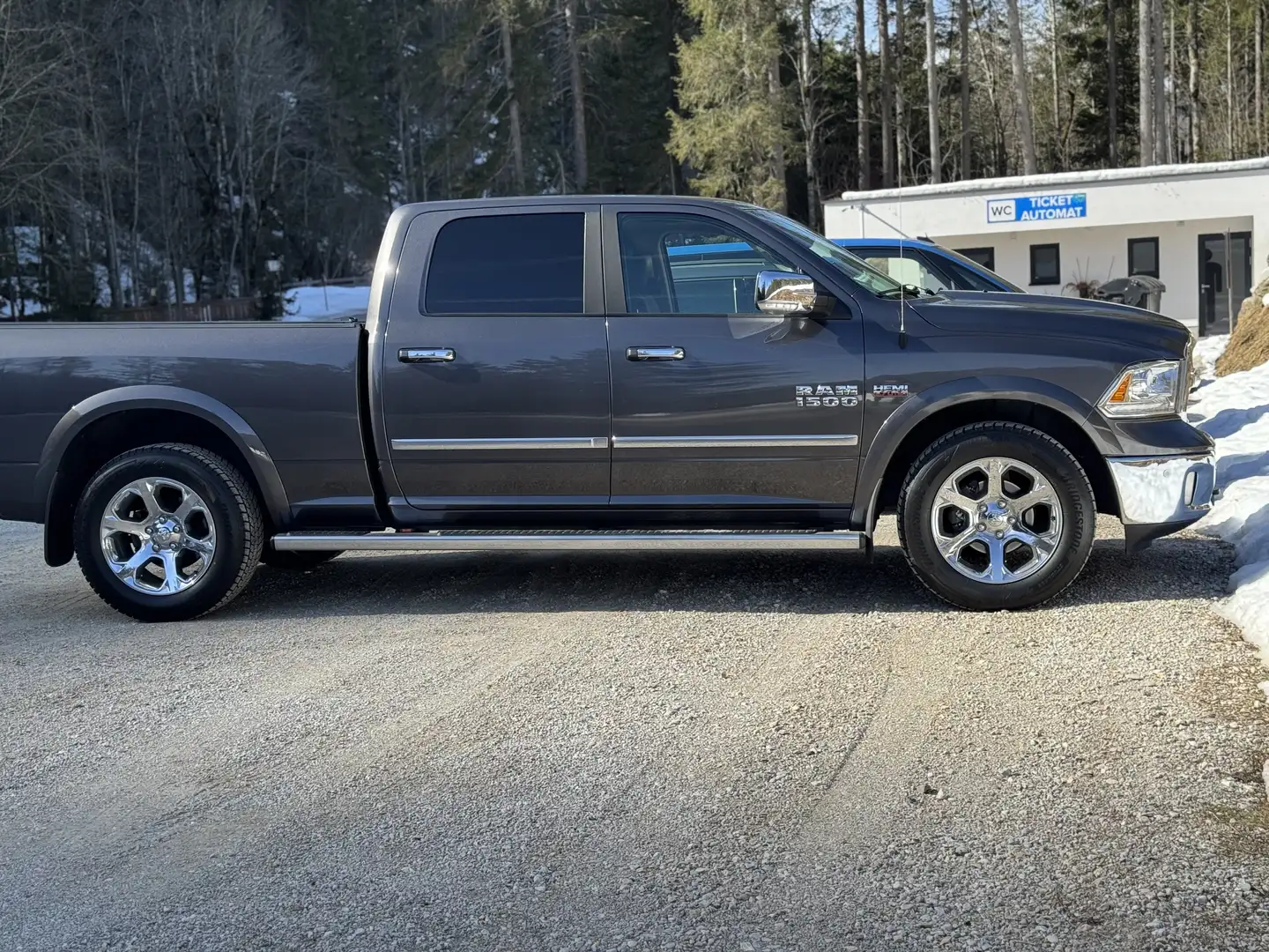 RAM 1500 Crew Cab Long Bed - Laramie Grau - 2