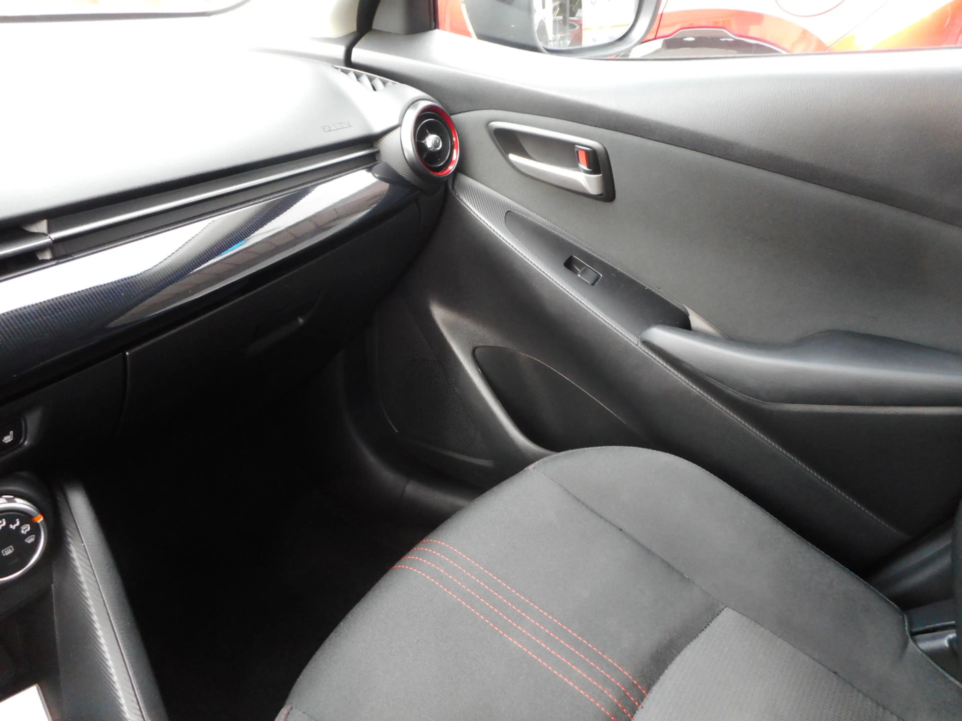 Mazda 2 1.5 e-SkyActiv-G 90 Homura — photo 12