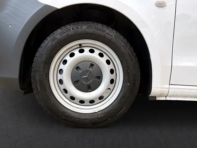 Mercedes-Benz Vito view 3