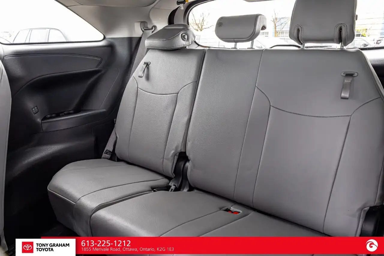 Toyota Sienna снимка Toyota Sienna