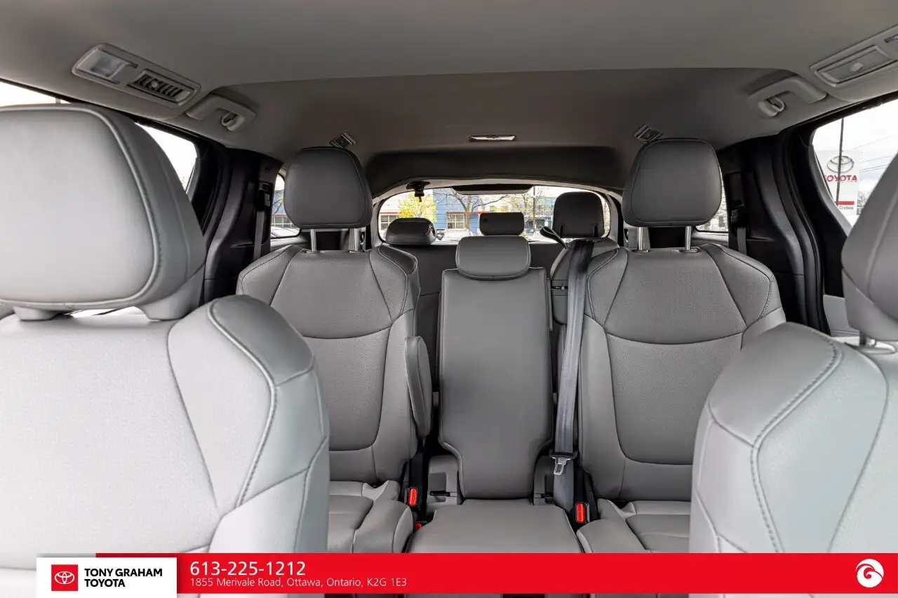 Toyota Sienna снимка Toyota Sienna