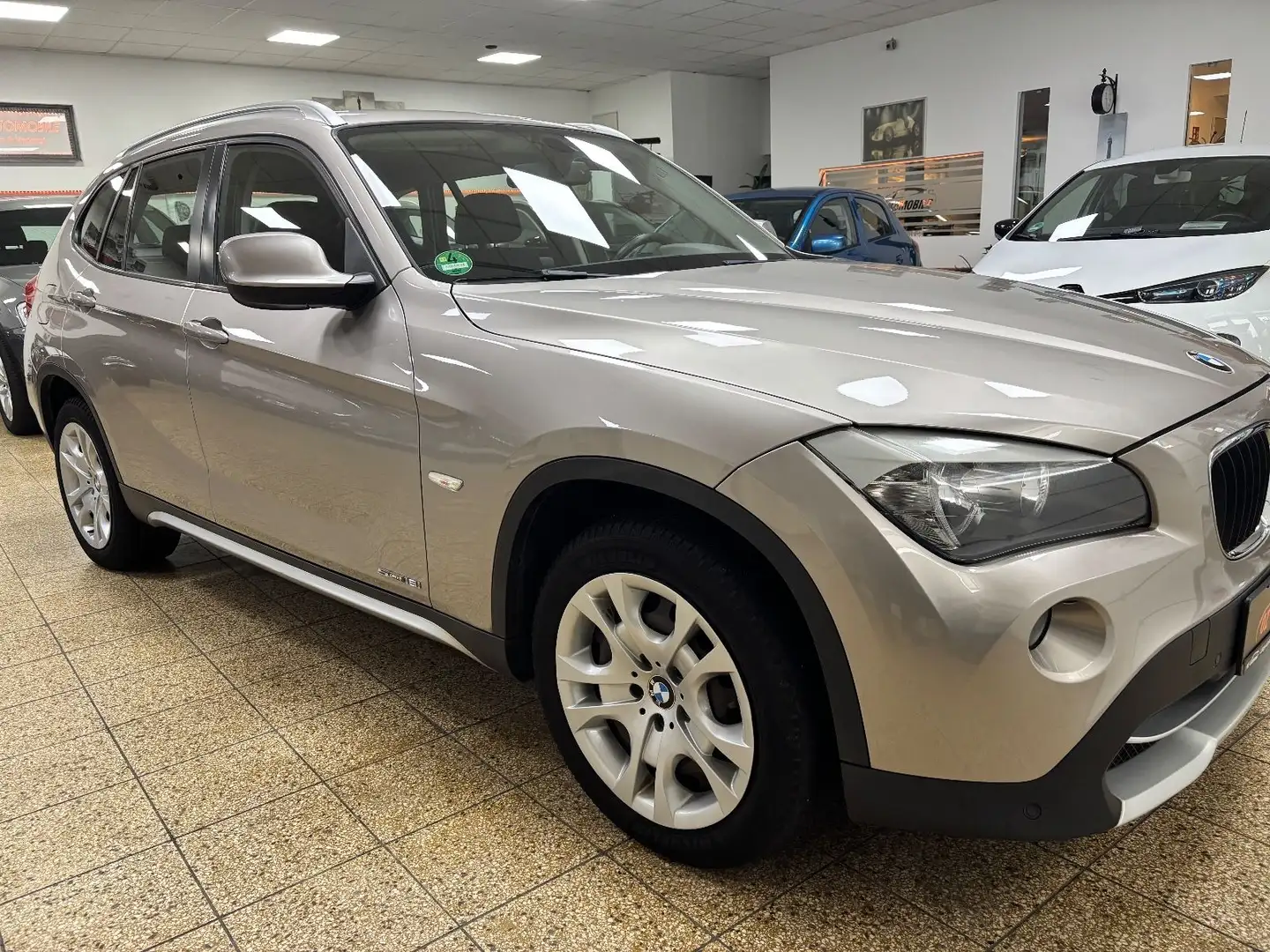 BMW X1 Baureihe X1 18 i sDrive Plateado - 1
