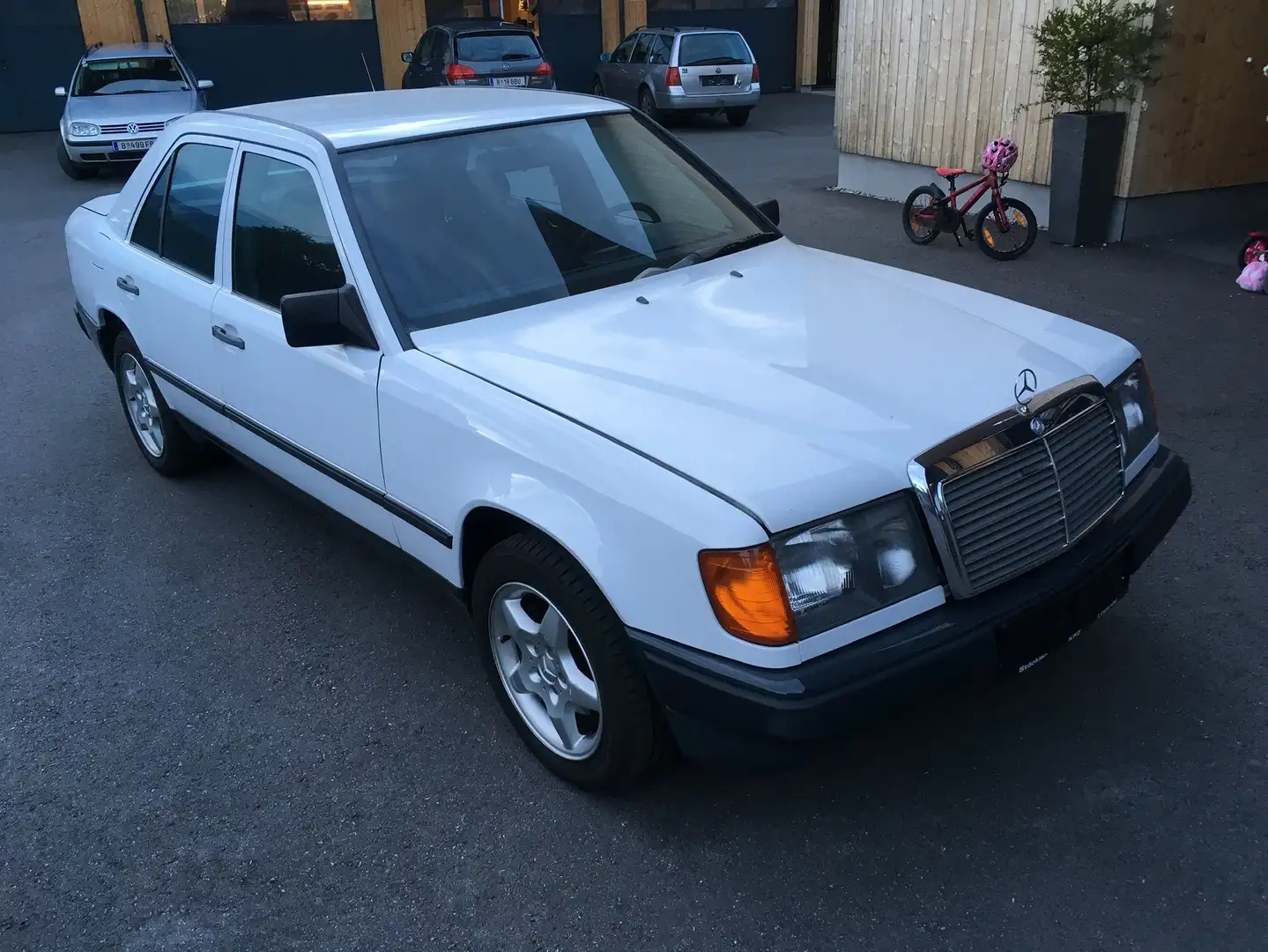 Mercedes-Benz 260 E bijela - 1