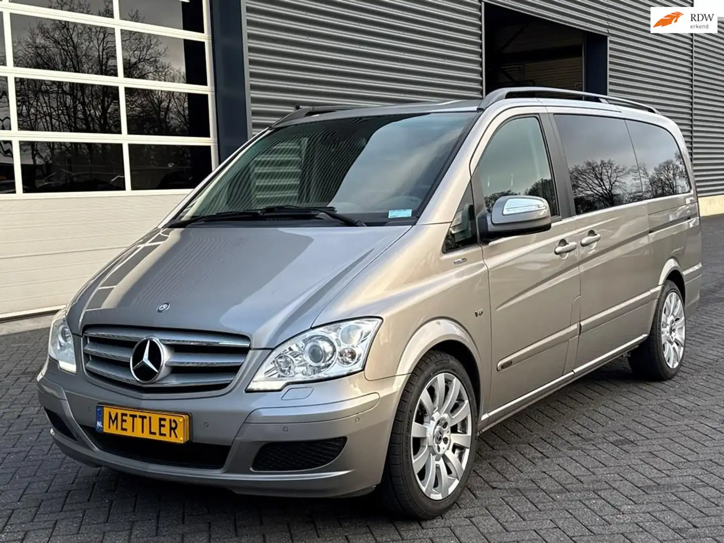 Mercedes-Benz Viano 3.0 CDI Ambiente DC Lang V6, 5 persoons, airco, st Bruin - 1