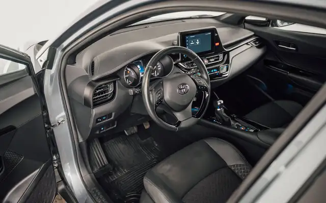 Toyota C-HR view 12