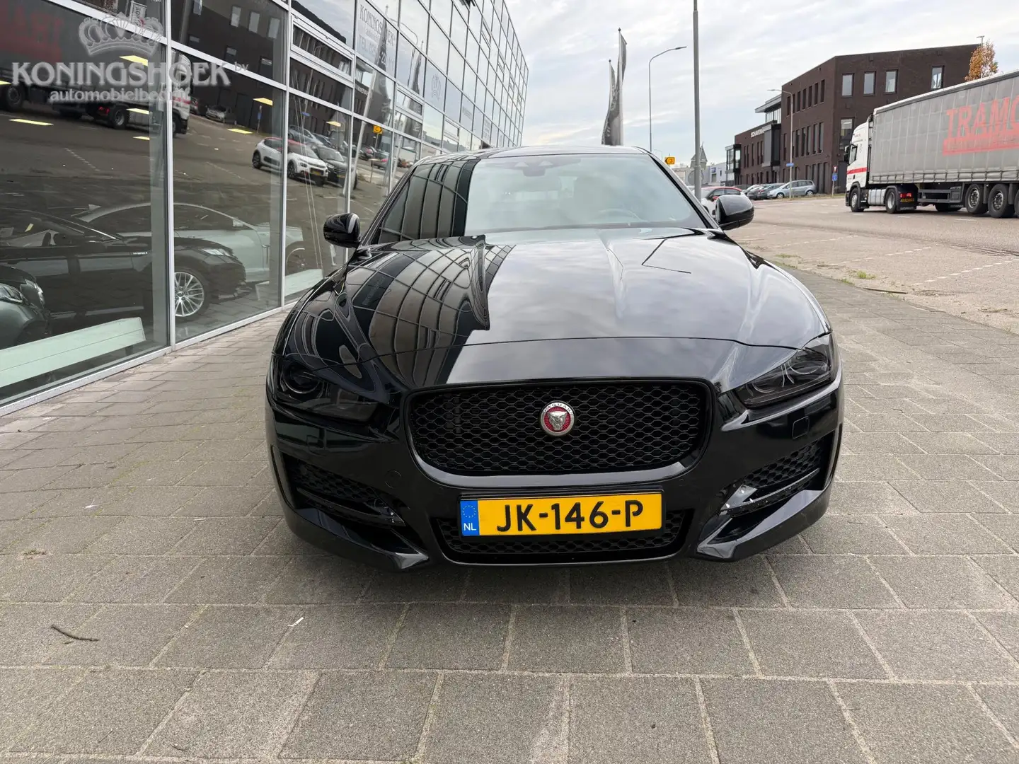 Jaguar XE 2.0 Portfolio R-Sport Zwart - 2