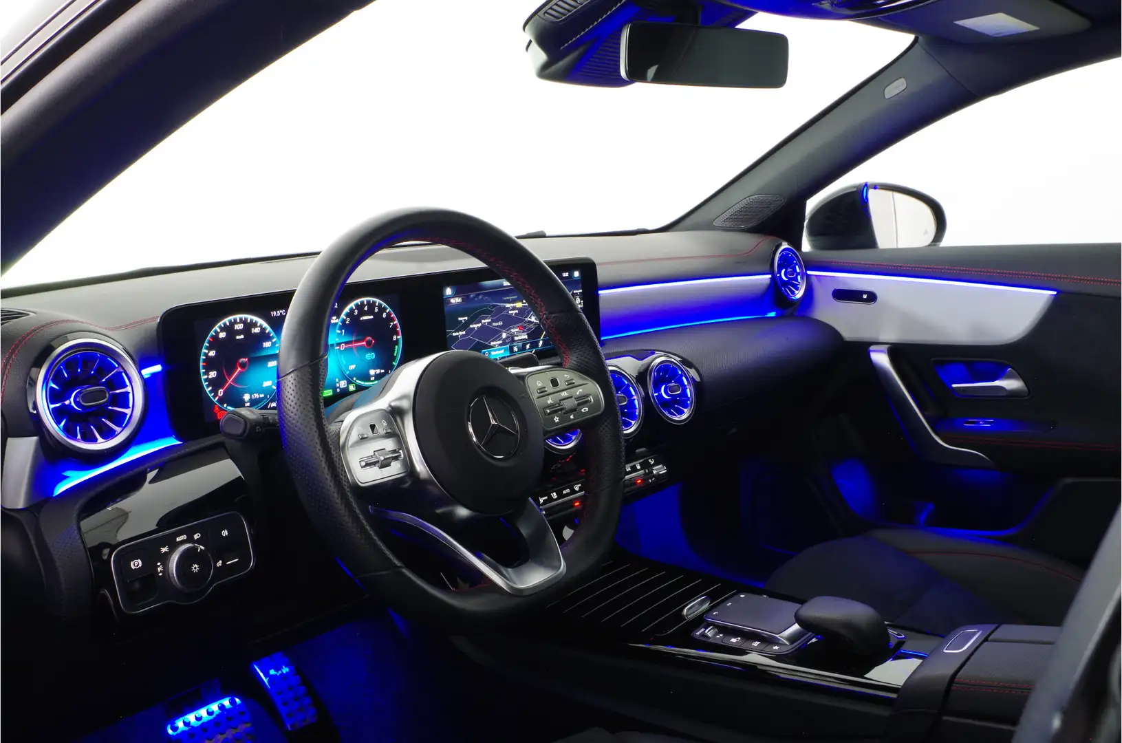 Mercedes-Benz CLA 250 Shooting Brake CLA Shooting Brake e AMG Line  218 Zwart - 2