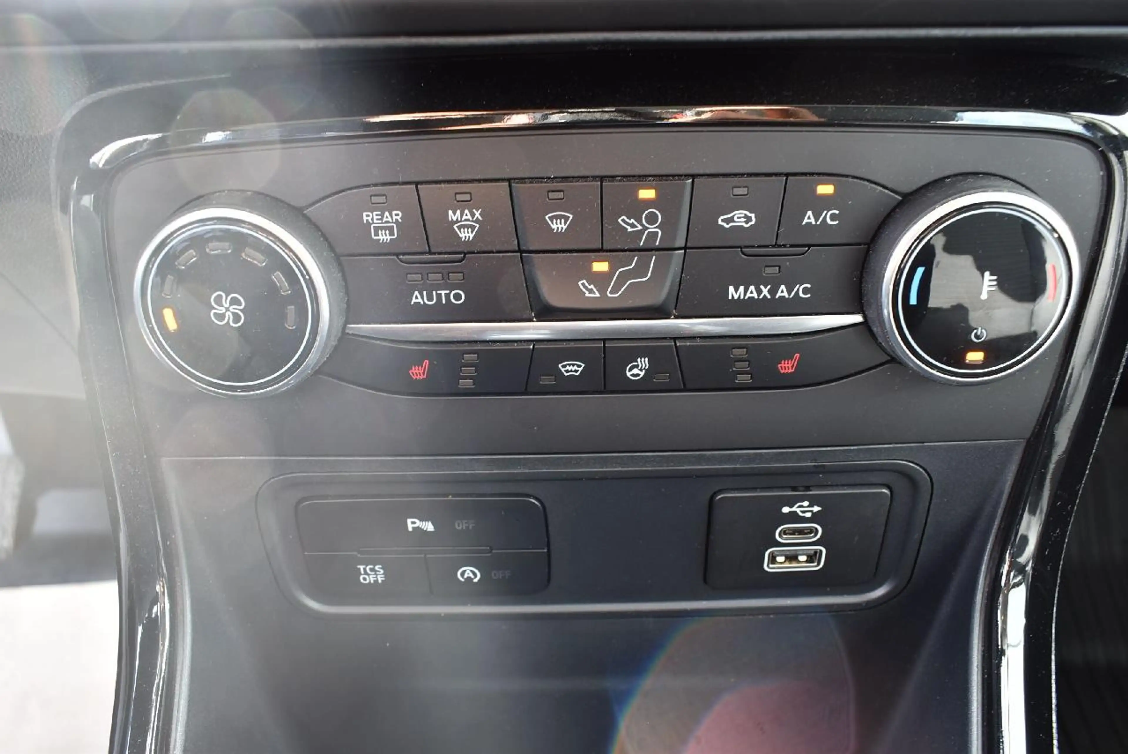 Ford EcoSport Titanium — photo 12